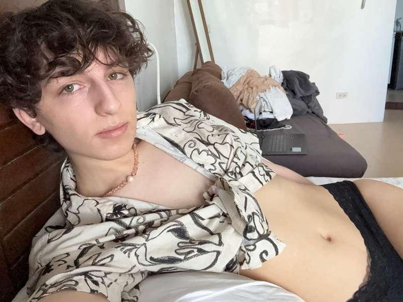 Black looks even better against my skin 😏