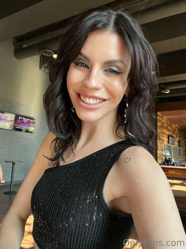 I usually don't smile in pics but I look gorgeous, don't you..