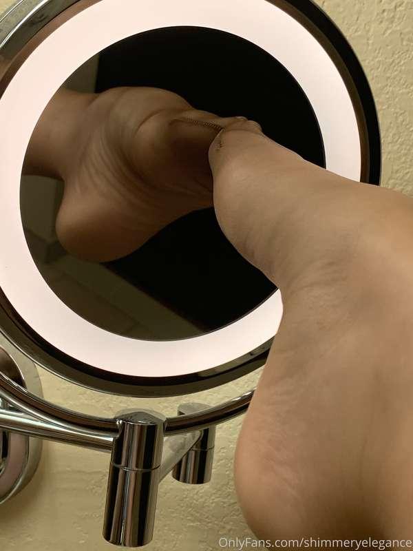 These perfect little feet are all you need to cum for. So cu..
