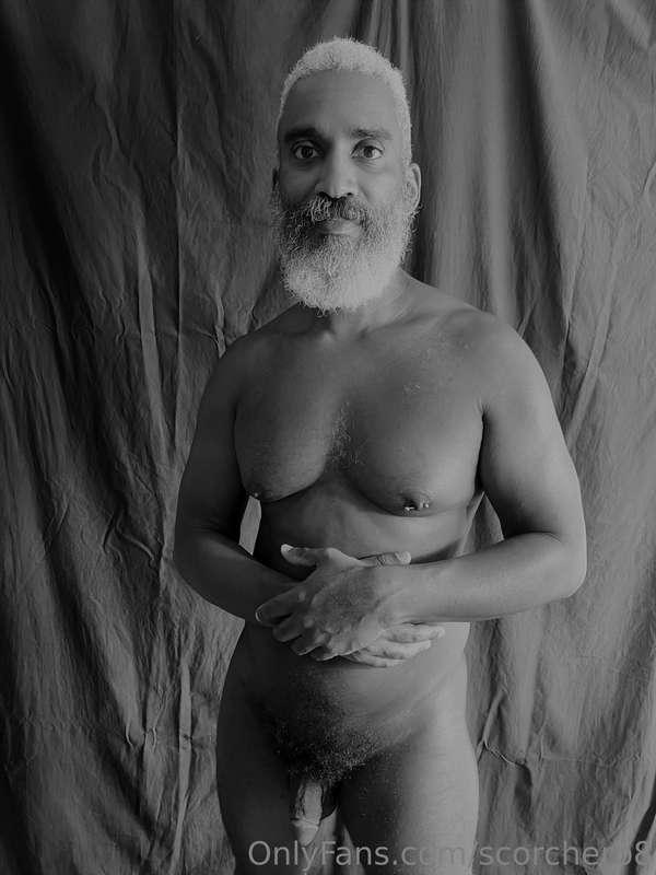 Monochrome Monday!  #beard #musculardaddy #gay #feet #gaycru..