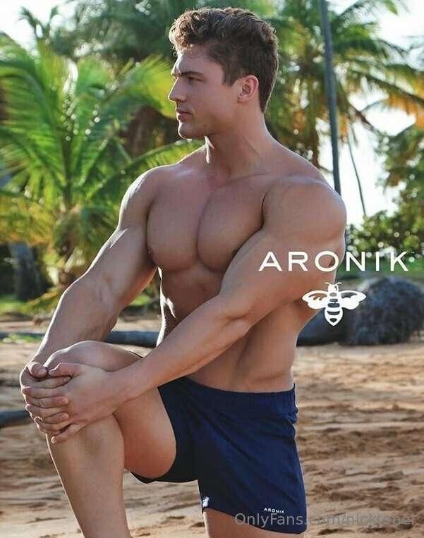 ***I AM POSEIDON***

Would you kiss Poseidon’s feet? 🔱