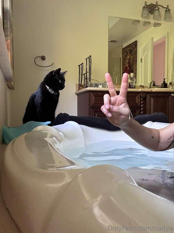 heeeey 🖤 you have someone disturbing you in the bath too? ha..