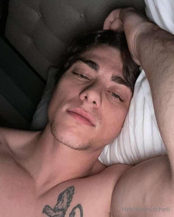 Bored here in my bed.... up for a bit of fan?🤪