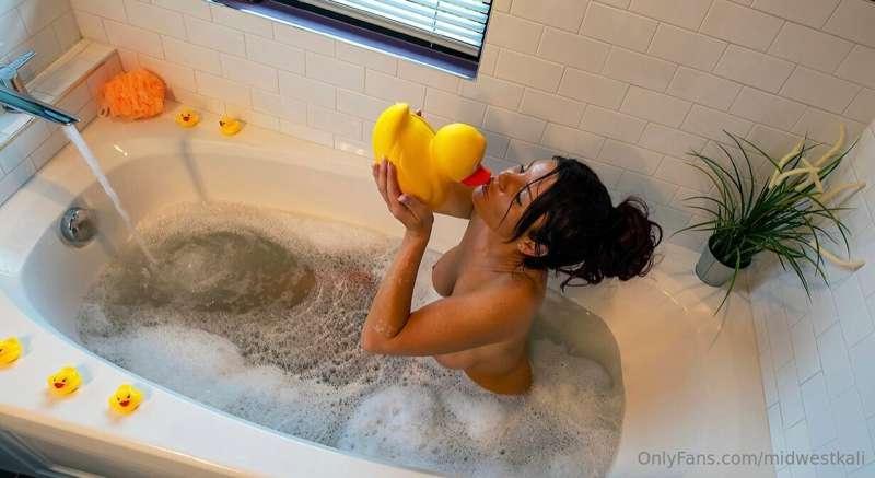 Nothing better than a hot bath on a cold day! 😘 💋
