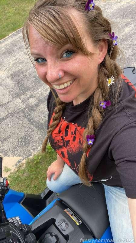 Let’s go for a ride 😘 and let me hang my head off the back so you can throat fuck me good and hard 😈 

#fyp #naturedani #bluecollar #country #natural #outside #bigtits #pigtails #public #bbw #chubby #curvy #thick 