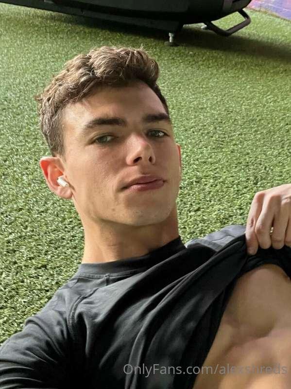 it’s abs day 💪🏼 unlock to see the the routine