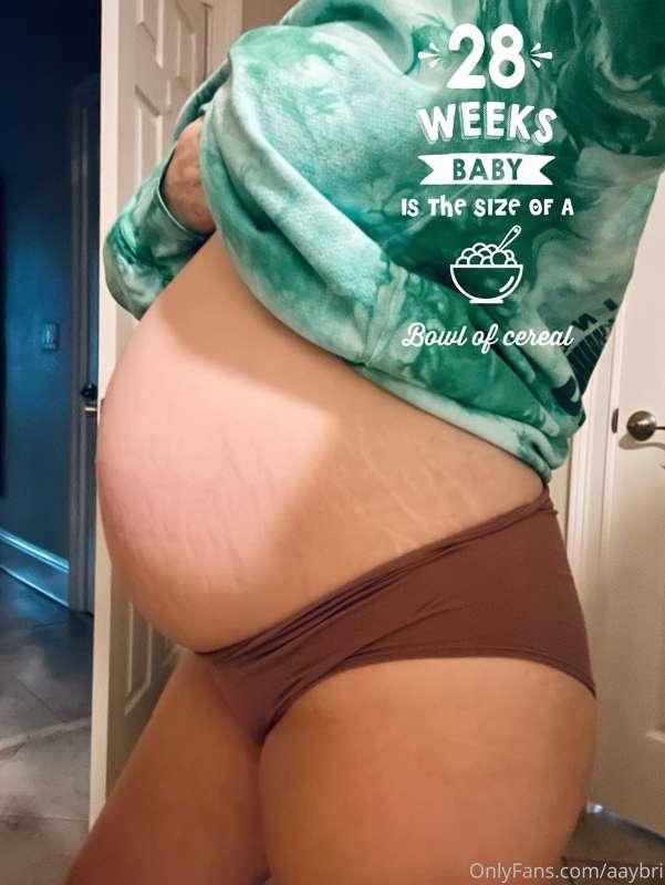**28 WEEK BUMPDATE** 💚
Celebrating this week by the beach!
B..