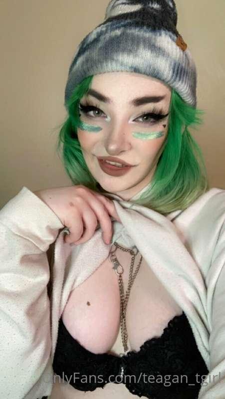 Oh shucks, is it e-girl hour?
