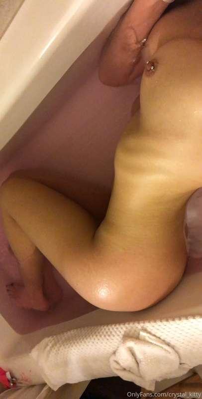 Can you come rub me down in the tub? 💦
Also do you like my n..