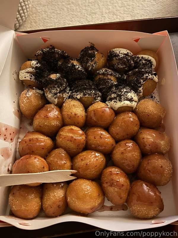 Full of pizza and donut holes tonight 🤤 cookies and cream & ..