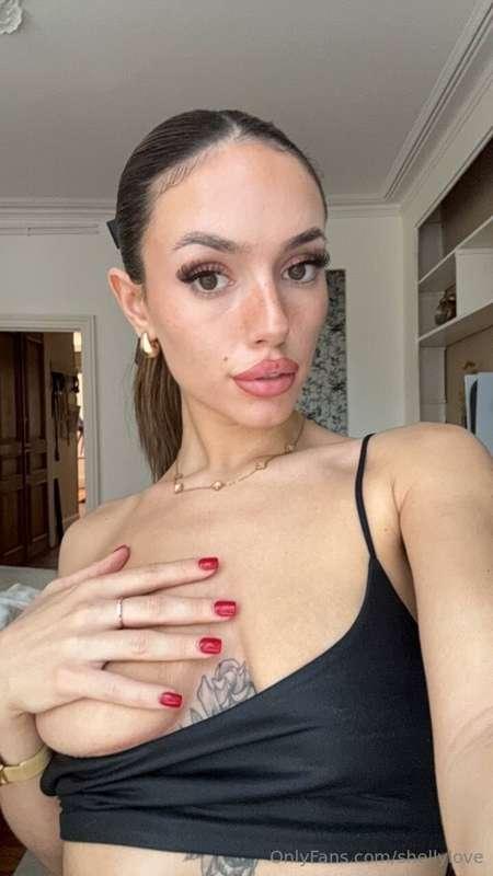 oupsssss.. un seins a failli dépasser 🤭🍒