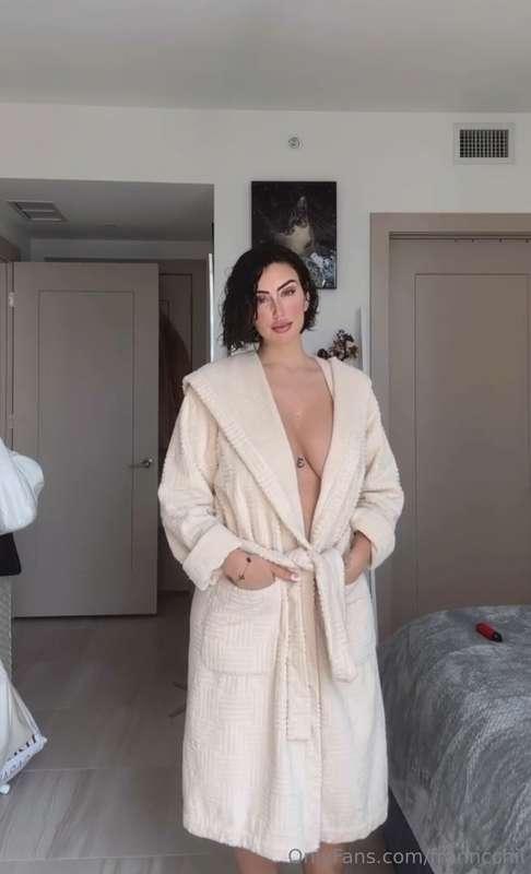 send a tip if you think I should lose the robe 👀 