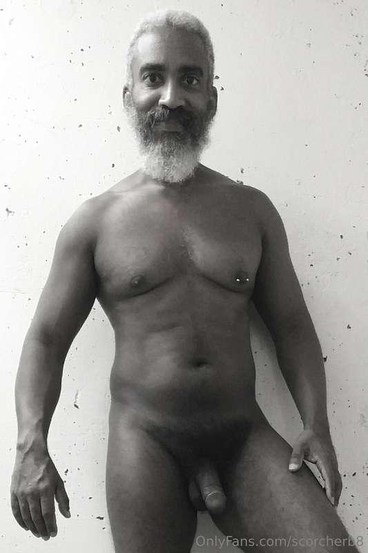 Monochrome Monday!  #beard #musculardaddy #gay #feet #gaycru..