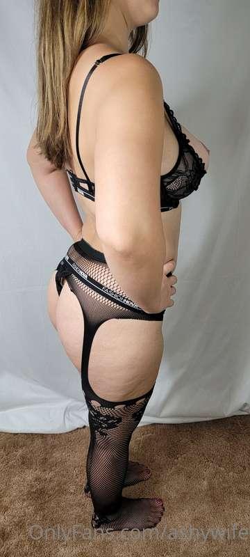 Black lacy lingerie and stockings, what more do you need? 😉😈