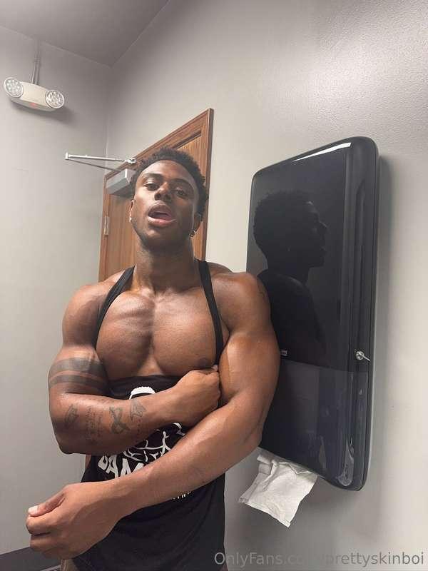 24 HOURS to claim this freaky gift 💦 Slide into your DMs now..