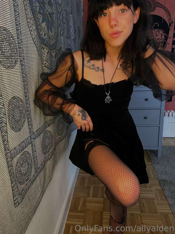 would u like to have a peek on what's under my dress?😉