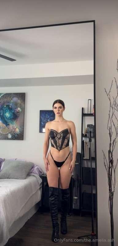 Look closer… can you believe this corset is just paint? 👀