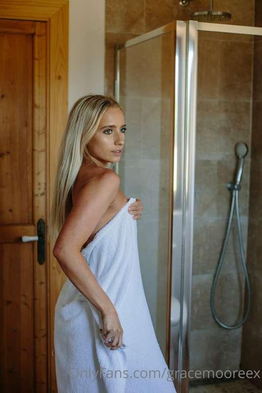 Been thinking about sending you these shower nudes for a whi..