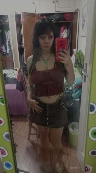 these pics are soooo low quality but i felt cute in this top