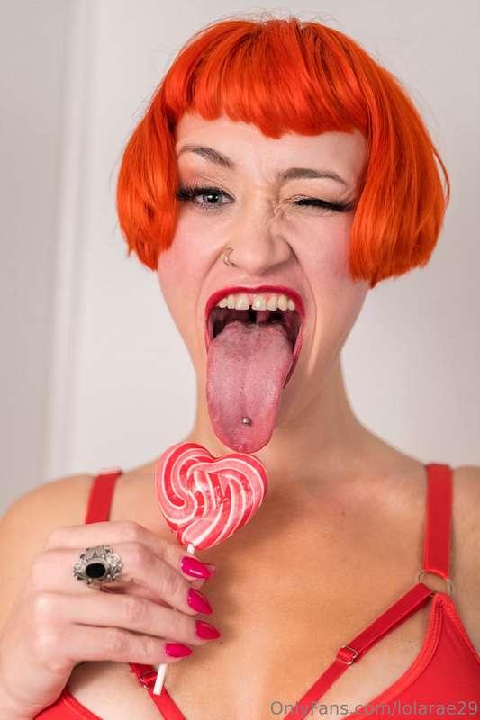 Tongue fans, which do you prefer? Wide or pointy?