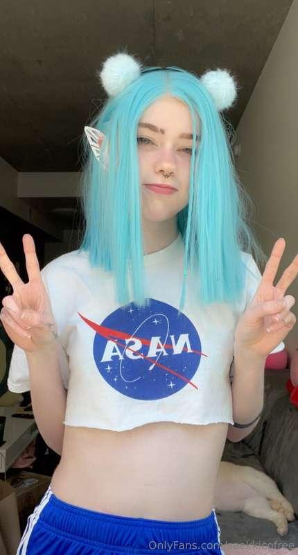 Blue hair dlc unlocked (open message for feet pics :3 🦶)