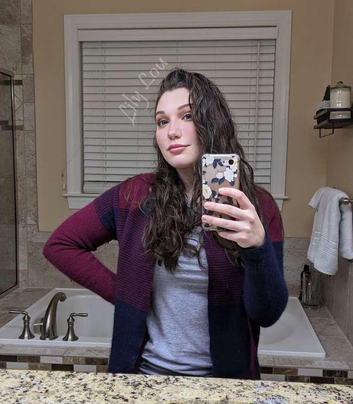 Bathroom selfies with ass and titties 🍑