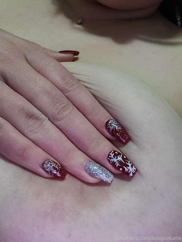 I got my nails done the other day! I'm gathering things to d..