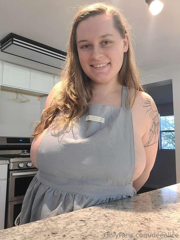 I got a new apron because I'm a good little house wife 😘