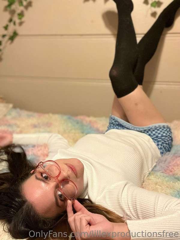 Can we stay in bed today? 💙
