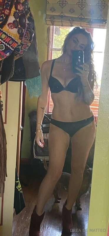 Does this old lady have a banging body??😂😂😂🤩☠️