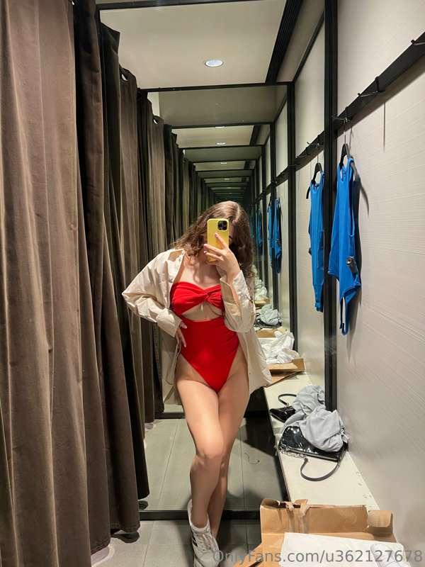 I came to the store and tried on this swimsuit, does the red..