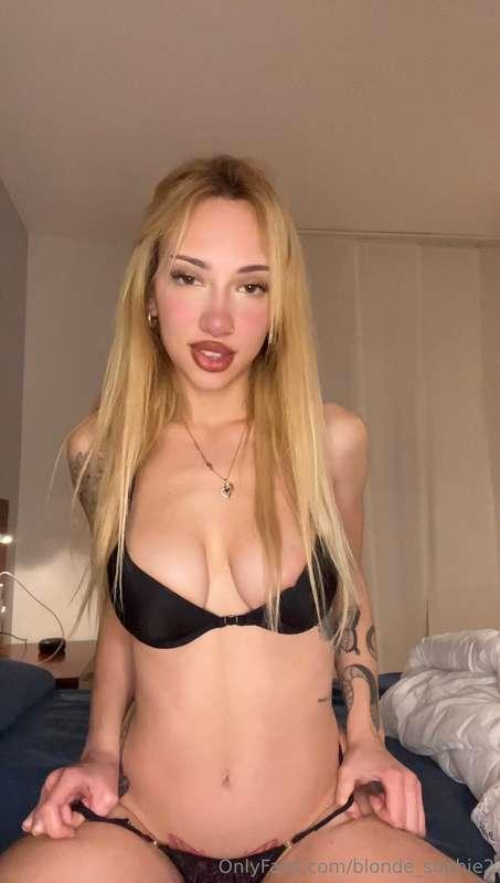 blonde_sophiee image #0