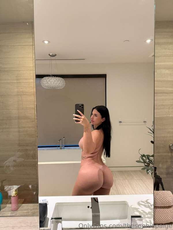 Find out just how dirty @oliviabrookess can get she’s waitin..