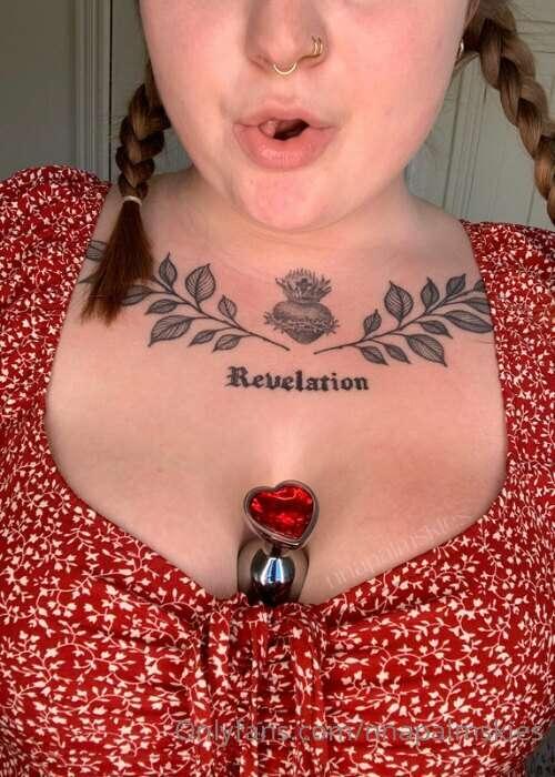 This dress & butt plug were made for each other 🌶