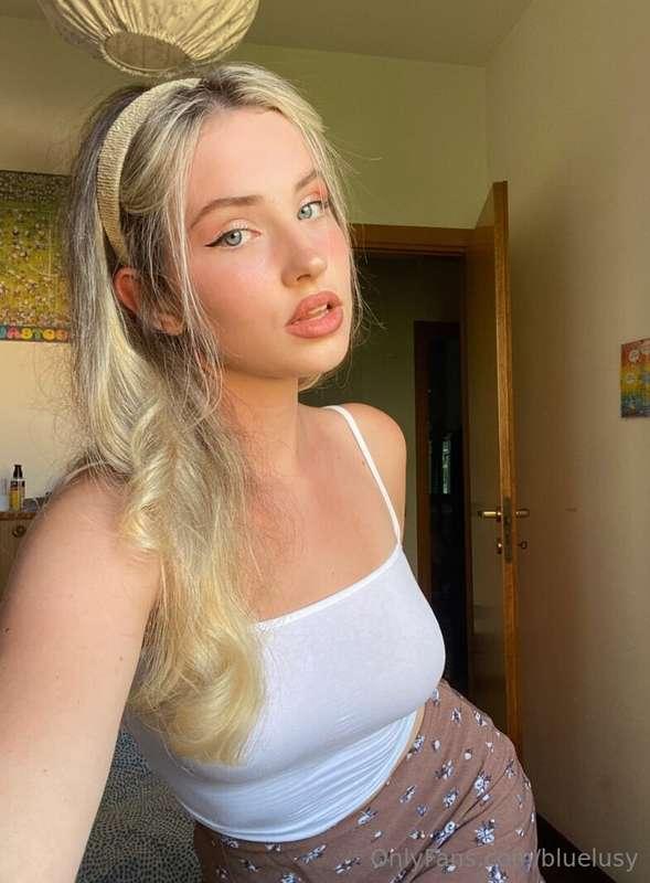 Hot blonde @carol_elena just turned 18 😏🥵🍌SHE IS CRAVING DEE..