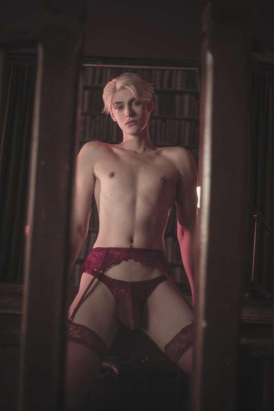 【Spy × Family 】Loid in Lingerie (NSFW)
