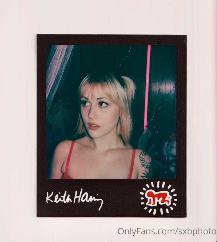 Photo gallery of @aziebugx.

Polaroids of @aziebugx in a lit..