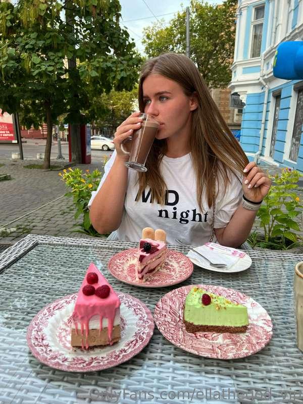 Do you want to lick the cream🍰 off my lips?