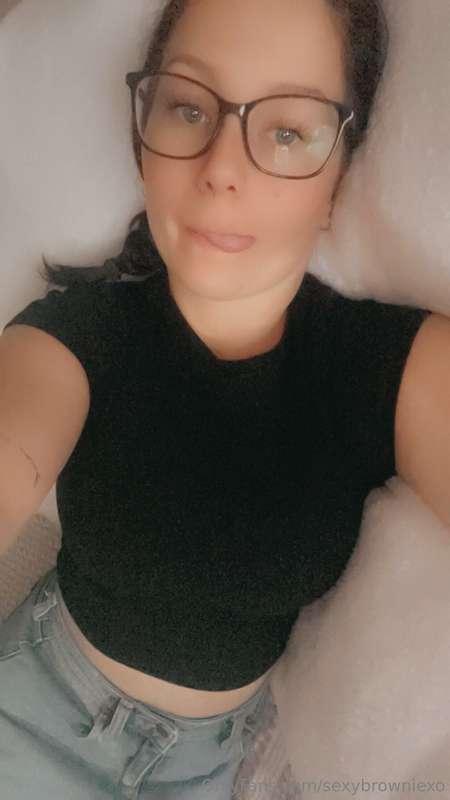 Feeling cheeky 😋 chat is open if you want to have fun hehe 😜
