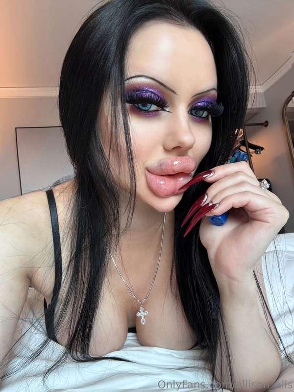 Obsessed with my lips 💋🫦