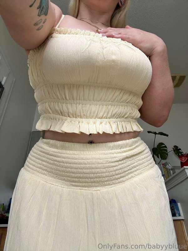 Do you think this yellow is cute on me ?