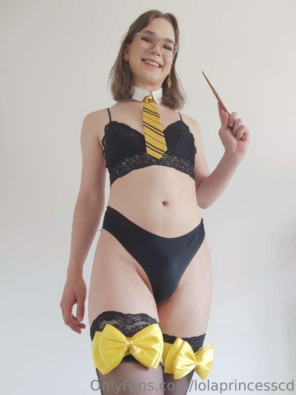 A Hufflepuff girl in her lingerie 💛