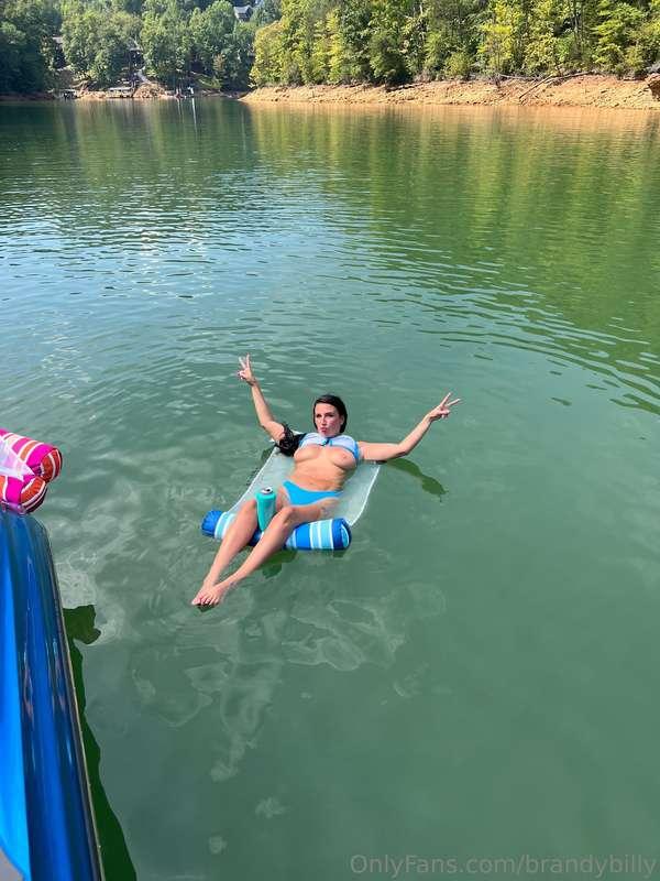Have you ever seen a mermaid on her day off? ✌️