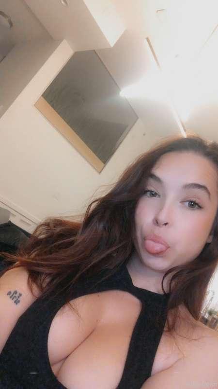 Do you like my outfit, baby?🥺