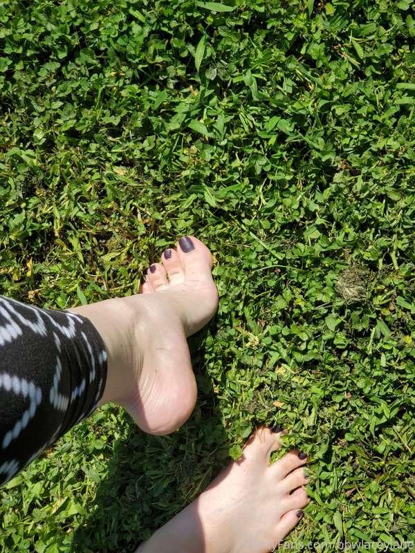 Happy feet lovers friday!!! Some outdoor feet pics and vids ..