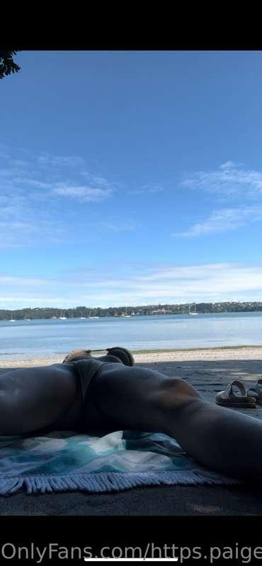 Pussy flash - voyeur beach video