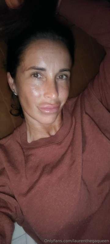 bed time selfies from last night 🌙 (in bed, bad lighting)