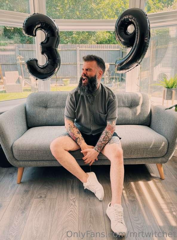 39 and feeling fineeeeee

It’s my Birthday 🖤🥳🥳🥳