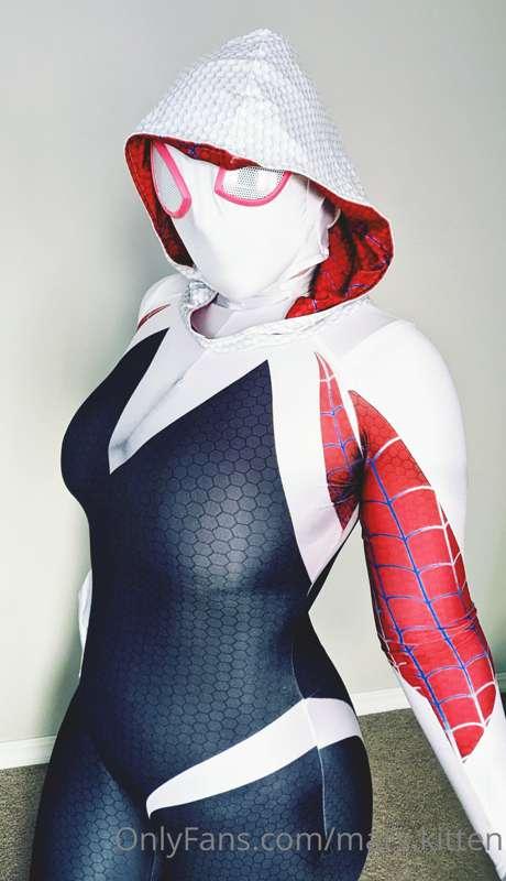 I'm starting my week with some of my favorite cosplays. ^^ 
..