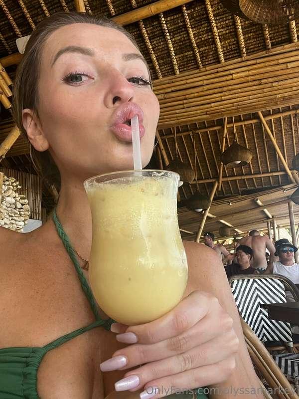 you know what they say about pineapple 🙈